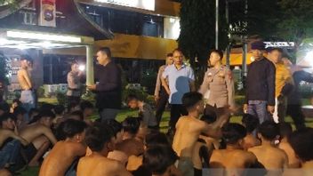 带上利器斗殴，警方在巴东逮捕52名青少年