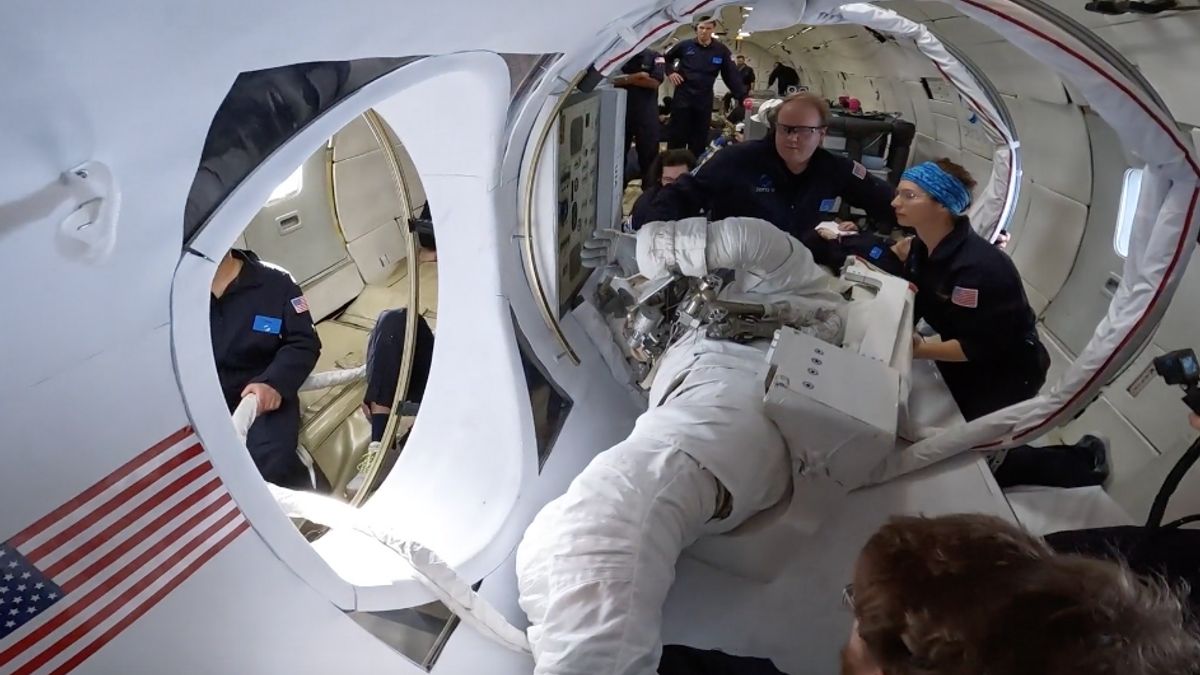 コリンズ航空宇宙が宇宙ステーションのNASAの宇宙服をテスト