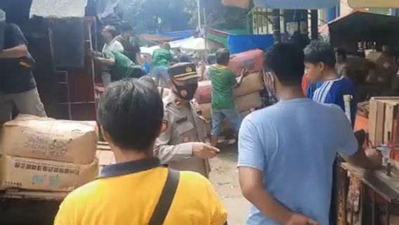 Two Truck Drivers At Kramat Jati Market Claim To Be Victims Of Money And Mobile Theft