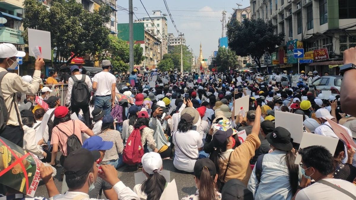 缅甸军政权在国民罢工后关押了数百名青年