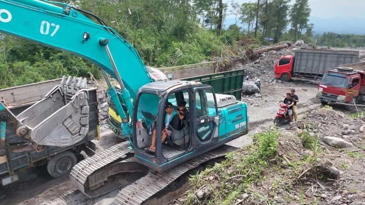 中爪哇警方瓦卡波尔达要求依法处理默拉皮山坡上的非法采矿