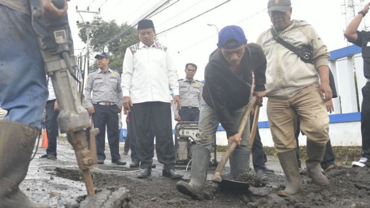 Pemprov Jabar Siapkan Rp31 Miliar Perbaiki Jalan Rusak Jalur Bandung-Garut