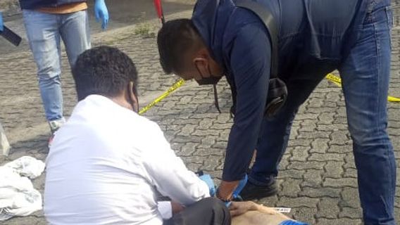 مسن يرقد بلا حياة في ساحة روكو إنجانو تانجونج بريوك ، يخرج الدم من فم الضحية