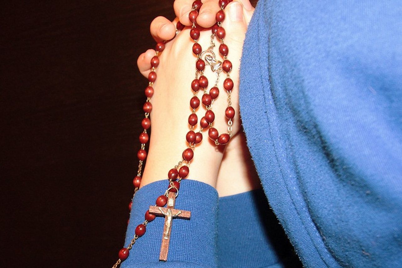 L'arrangement de prière du Rosario catholique complet, obligatoire!