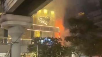 Billboard di Samping Mal Sarinah Terbakar, Api Padam Sebelum Damkar Tiba