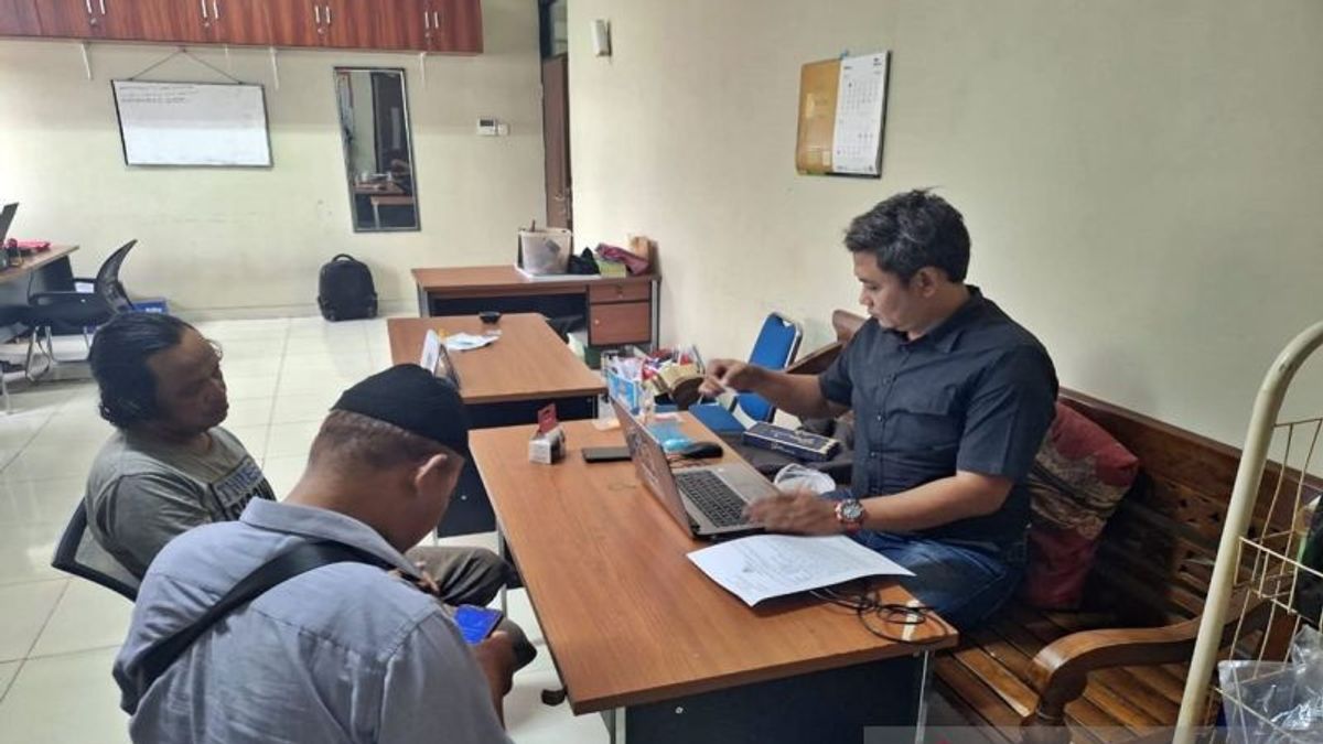 使用冰毒在中爪哇班多萨里地区的Indekos,一名48岁男子被警察围捕