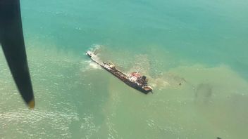 Astaga! Setengker Aspal Tumpah di Laut Nias, KKP Turun Tangan