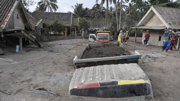 在坎迪普罗村卢马江看到塞梅鲁火山喷发的灰堆，以沉没卡车