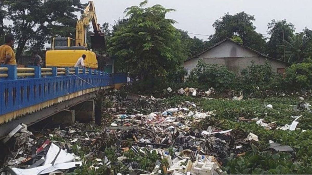 10 Trucks Prepared To Transport Tens Of Tons Of Garbage From The Bekasi Ciherang River