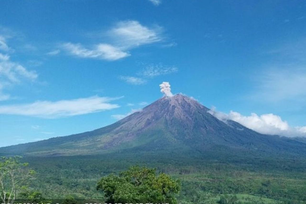 Mount Semeru Eruption Again With An Eruption Height Of 1,000 Meters