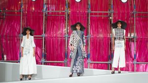 Bersaing dengan Fast Fashion, Poppy Dharsono Ajak Desainer Fesyen Kembali Eksplorasi Wastra Nusantara