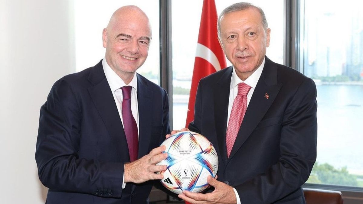  FIFA会長、トルコ大統領の公式ボール2022ワールドカップカタールに報いる