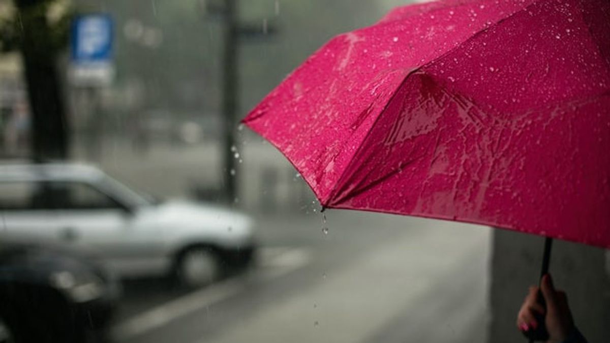 小心周一雅加达 DKI 的雨伴闪电