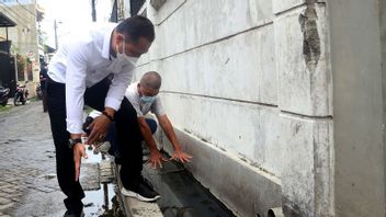 Check Drainage, Mayor Eri Cahyadi Finds Problems Cause Inundation In Surabaya