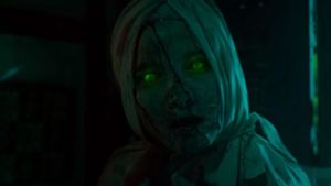 Makin Horor! Teror Pocong 'Mumun' di Trailer Kedua Dibuka dengan Pintu Rumah Husein yang Digedor