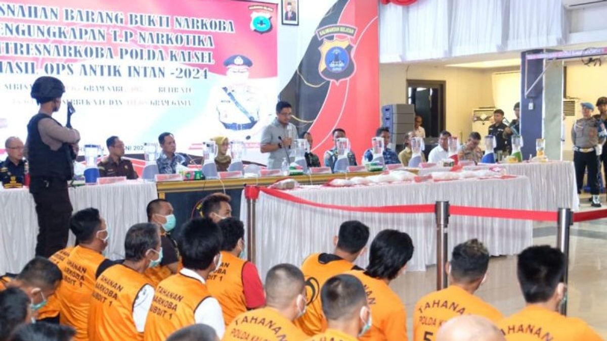 Grâce à la ligne terrestre de Kalbar, la police a démantelé le réseau malaisien de fournir 12 kg de méthamphétamine à Banjarmasin