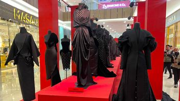 Prends le week-end en appréciant une installation de mode noire plein de sens