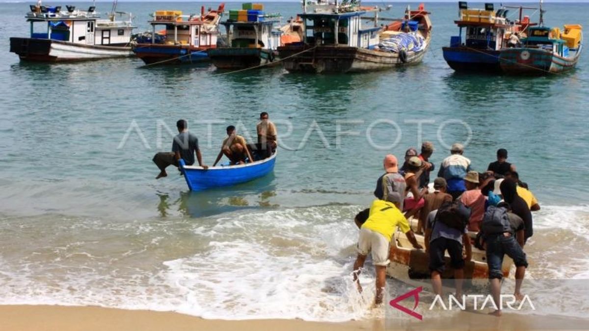 شرطة البحرية الماليزية أنقذ صيادان من آتشيه هانيوت