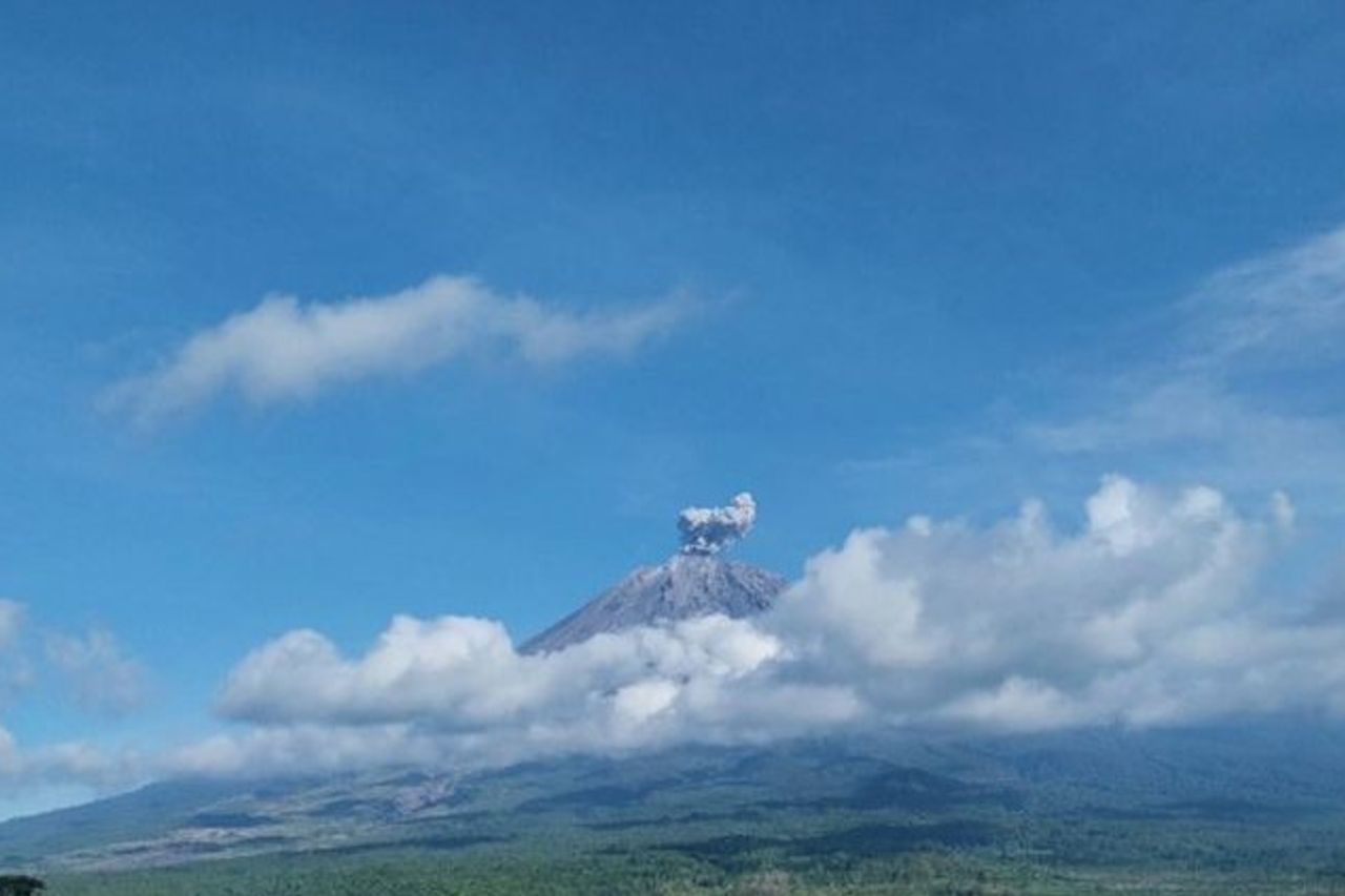 スメル山噴火3回、最大600メートルの噴火