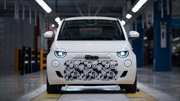 Unit Pertama Praproduksi Fiat 500 Hybrid Meluncur dari Pabrik, Diproduksi Massal Akhir 2025