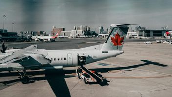 加拿大航空公司飞机在纽约机场跑道上撞上消防车，机长和副驾驶死亡