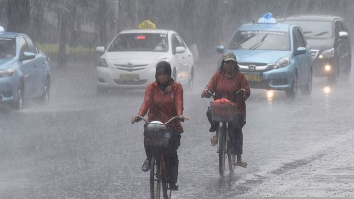 Le temps du vendredi 25 octobre, certaines parties de Jakarta ont été déchirées de la pluie le soir