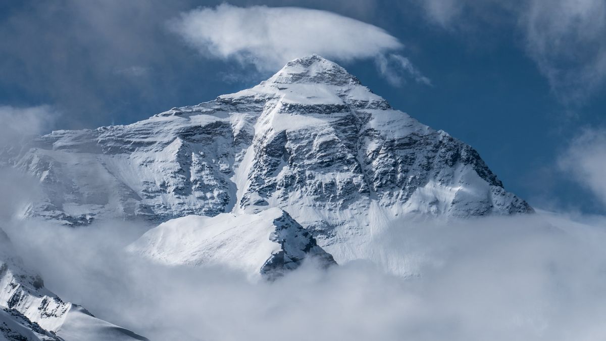埃德蒙·希拉里和丹宗·诺盖于1953年5月29日成为历史上第一位登上珠穆朗玛峰的登山者