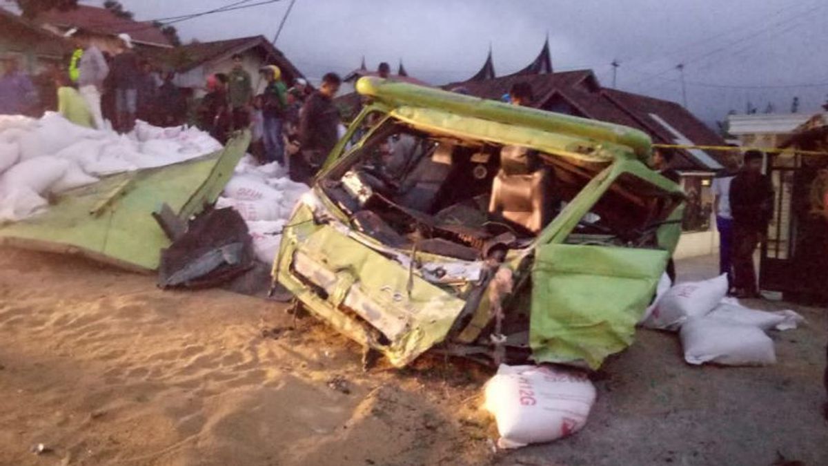 Kecelakaan Beruntun 9 Kendaraan di Jalur Padang-Bukittingi Tewaskan 3 Orang