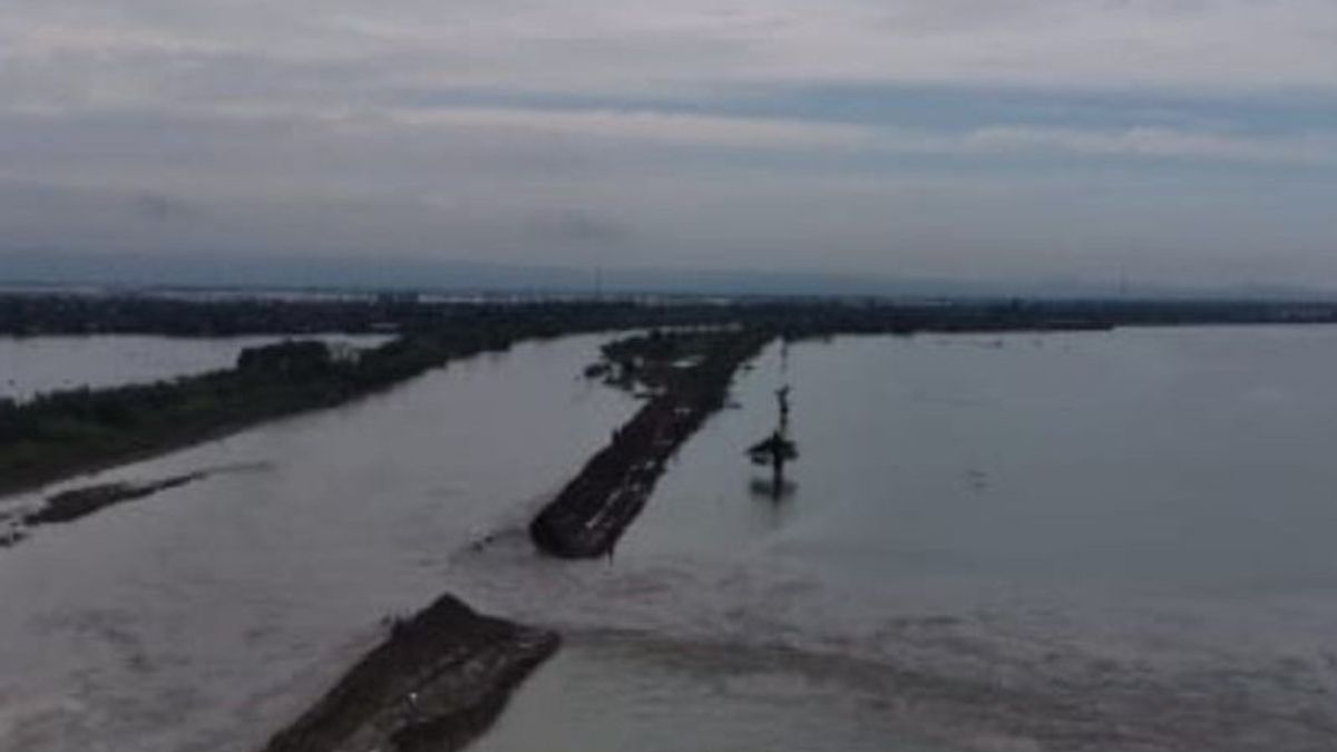 BNPB:決壊したウーランデマック川堤防の閉鎖は1週間と推定されています
