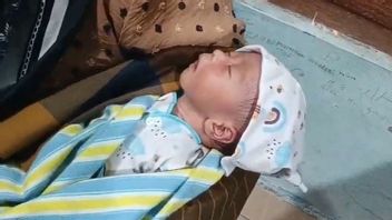 هناك وصية بجوار الطفل الرضيع الذي يرسله والداه في كاكونغ