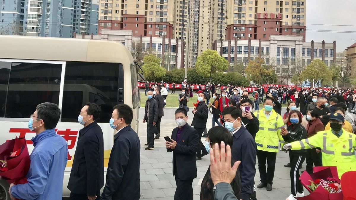 新旅客集群COVID-19爆发：中国取消航班，学校再次关闭