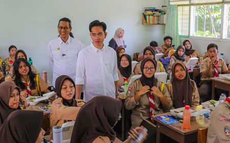 Tinjau Uji Coba Makan Gratis Sekolah di Jakarta ada Salad dan Ayam, Gibran: Ini Menu Paling Mewah