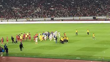 パンペルが失点!ファンはインドネシア対アルゼンチン代表チームの後、フィールドにランニングし、ガルナチョを抱きしめていた