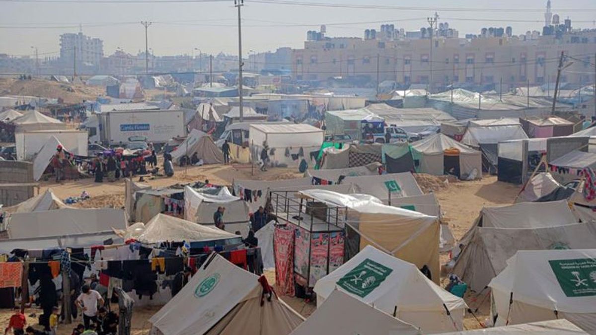 ラファの難民テントに対するイスラエルの爆撃を懸念する人々