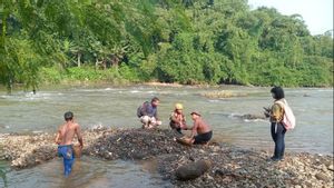 Les résultats du test de laboratoire de la rivière Ciliwung livré à la police de Bogor ont été prouvés contaminés par les déchets de savon