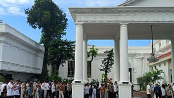 佐科威最后一次成为总统的公开之家,公民们开始到达国家宫