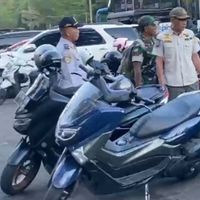 Ganggu Arus Lalu Lintas, Petugas Gabungan Tertibkan Parkir Liar di Cawang