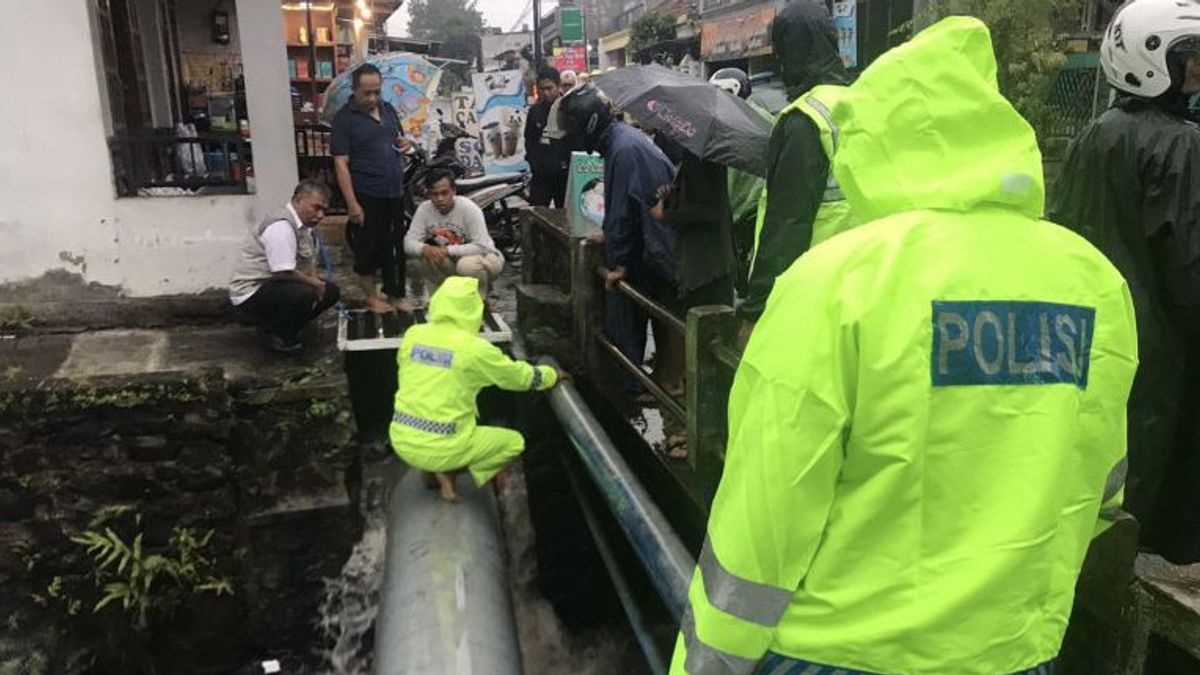 SARチームは、マランの大雨の間に流れに引きずられている子供たちを探します