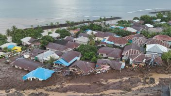 鉄砲水がテルナテ市を襲い、13人が死亡