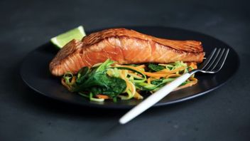 Kaya Nutrisi, Ini 6 Manfaat Konsumsi Ikan Salmon untuk Kesehatan 