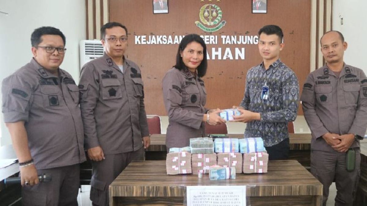 Tanjungbalai Prosecutor Deposits IDR 808 Million In Looted Money From Drug Convicts