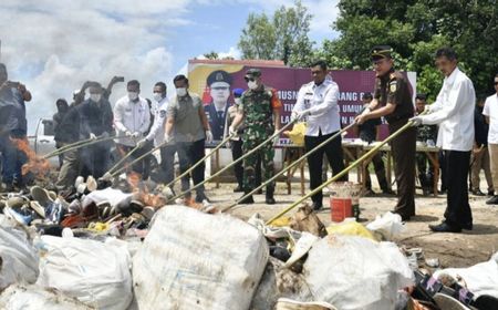 Kejari Bengkalis Musnahkan Ribuan Pasang Sepatu dan Tas Hasil Kejahatan Sastro Situmorang