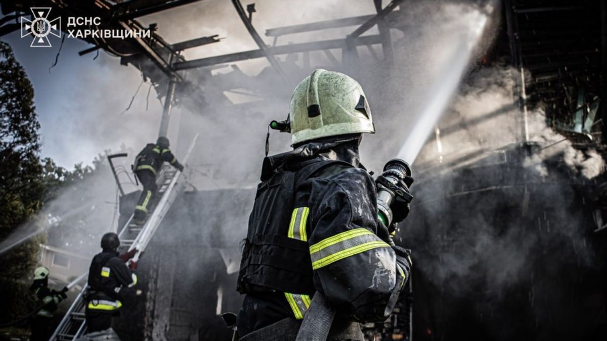 Un groupe de pompiers ukrainiens éteint un grand incendie qui menace l’entrepôt de cire d’Odesa