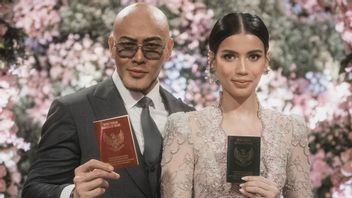 Now It's Legal, Take A Peek At 6 Portraits Of Deddy Corbuzier With Sabrina Chairunnisa