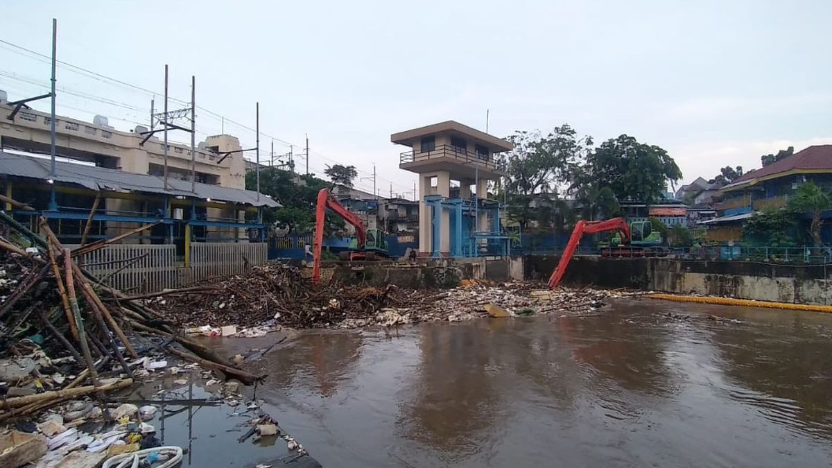 800立方米的航运废物积聚在Manggarai FloodGates