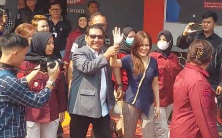 Keluar dari Lapas, Terpidana Kasus Pembunuhan Kopi Sianida Jessica Wongso Tersenyum dan Lambaikan Tangan