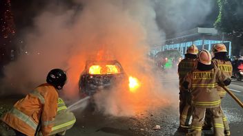 Honda HRV Burns In Petamburan, West Jakarta