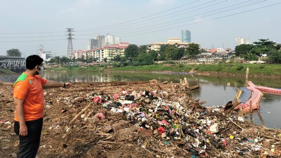 关闭丹那阿邦铁路道口的影响，BKB河岸上散落的垃圾