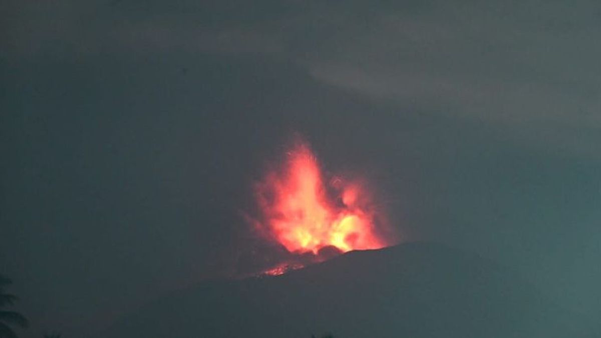 伊武山が300メートルもの火の輝きを発する