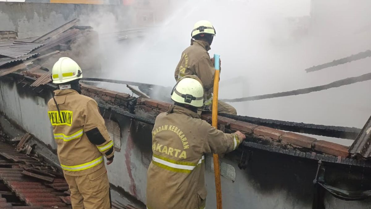 Permukiman Padat Penduduk di Cakung Terbakar, Damkar Alami Kesulitan